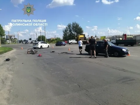 Через 50-річного мопедиста госпіталізували двох юних дівчаток (фото)