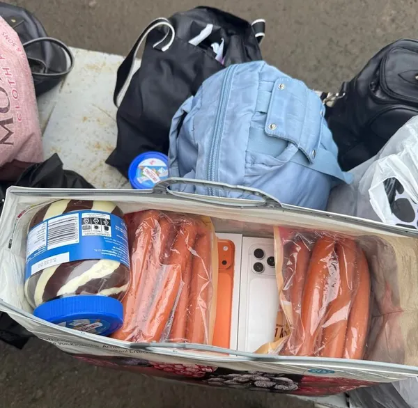 Сховала під сосиски: волинянка везла в Україну понад два десятки iPhone 17 Pro Max (фото)