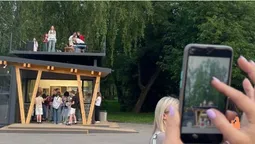 У центрі Луцька відкрили кафе зі сценою на даху (фото)