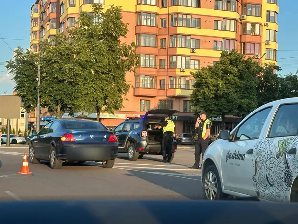 У Луцьку – аварія біля історичного: рух ускладнено (фото)