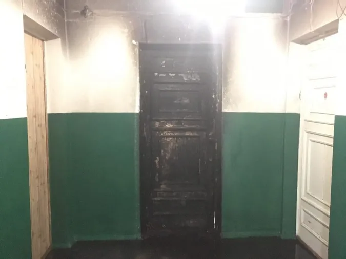 У Луцьку із задимленої квартири патрульні врятували п’яного чоловіка (відео)