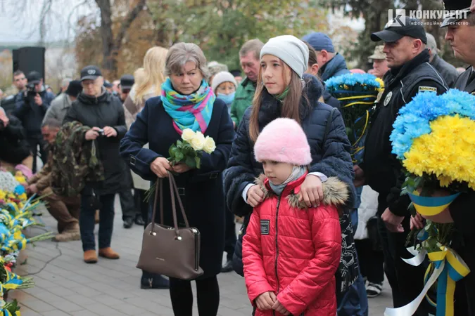 У Луцьку поклали квіти до стели загиблим захисникам України (фото, відео)