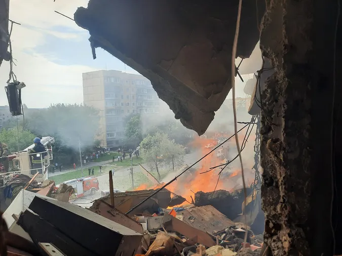 Ракетний удар по Кривому Рогу: росіяни влучили у «панельку» та убили людину (фото)