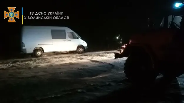 На Волині бус злетів у кювет, а авто «Укрпошти» застрягло у заметі (фото, відео)