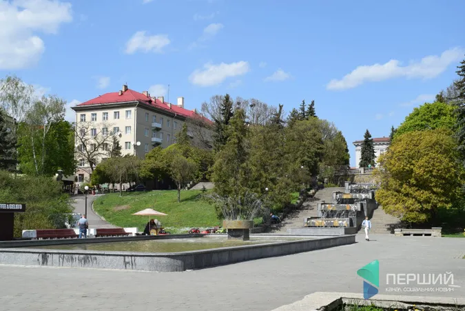 У Луцьку увімкнули фонтани до Великодня (фото)