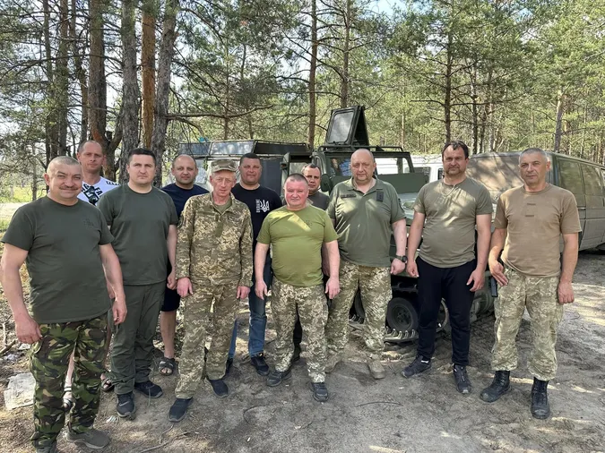Транспорт, шини і гостинці: волинським тероборонівцям передали допомогу на фронт (фото)