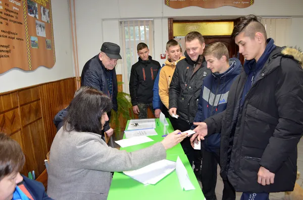 Вибухи, пожежа, евакуація: на Волині «гасили» склад снарядів (фото)
