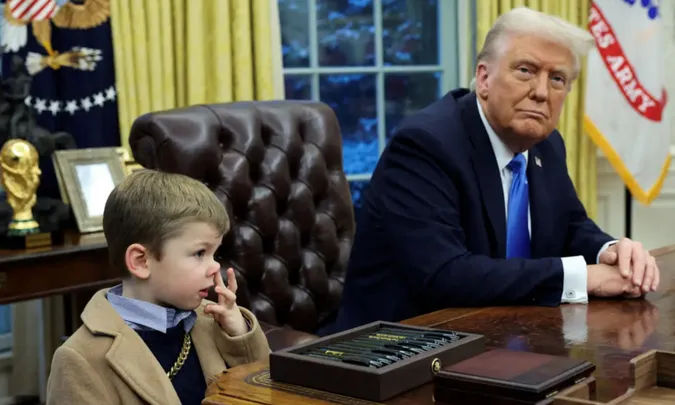 Трамп прибрав з Білого дому легендарний стіл після того, як син Маска витер об нього шмарклю