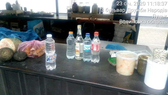 Замість домашньої консервації – сурогат: у Луцьку викрили продавчиню (фото)
