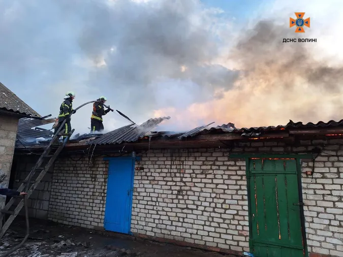 На Волині від удару блискавки загорілася будівля (фото)