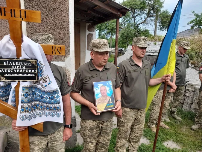 Помер у шпиталі: на Волині попрощалися з Героєм Юрієм Більшевичем (фото)