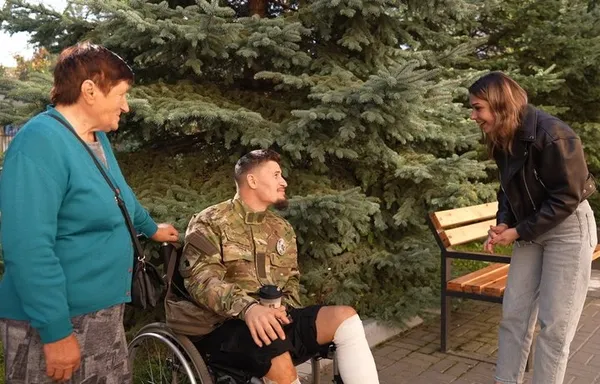 Володимир з тіткою і колегою, які прийшли його провідати у лікарні