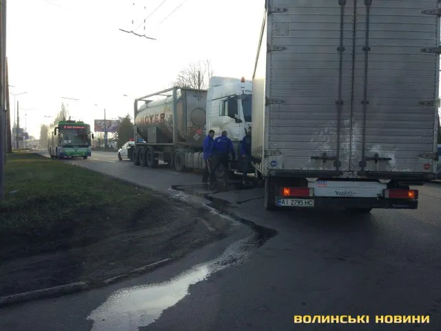 Лоб у лоб: на виїзді з Луцька зіткнулися вантажівки (фото)