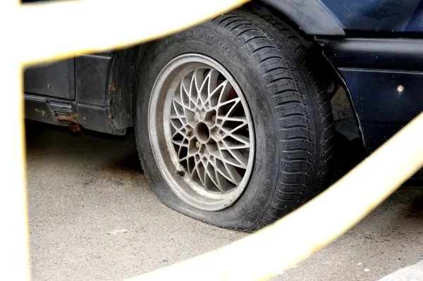 У центрі Луцька майже рік стоїть «нічийне» авто (фото)