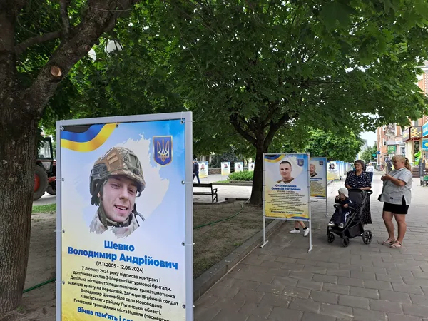 У Ковелі встановили банери зі світлинами загиблих Героїв, але це тимчасово (фото)