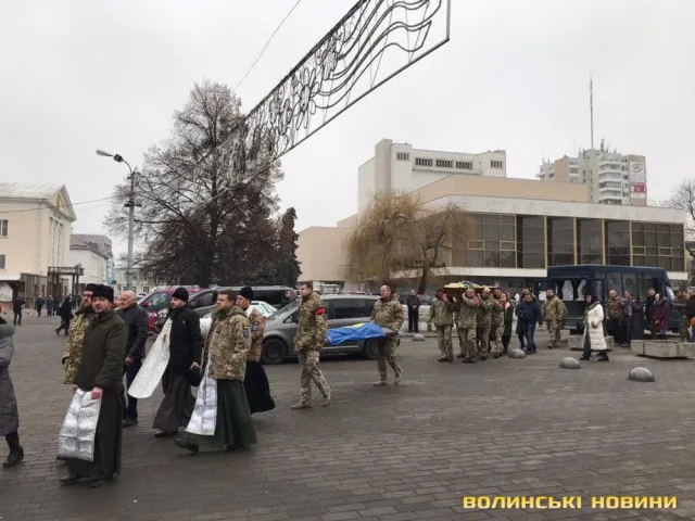 У Луцьку прощаються із загиблим від кулі снайпера Героєм