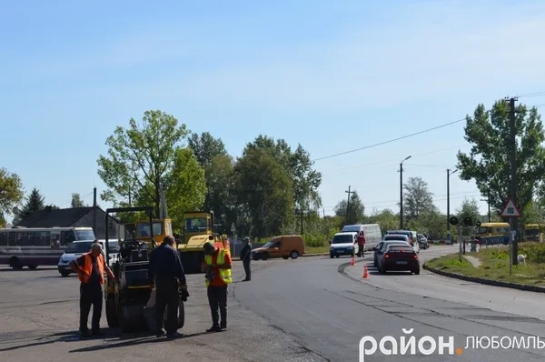 Дружина депутата облради ремонтує на Волині частину дороги державного значення