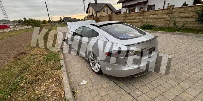 П'яний водій втікав від поліції на побитій «теслі» : деталі ДТП у Луцьку (фото, відео)