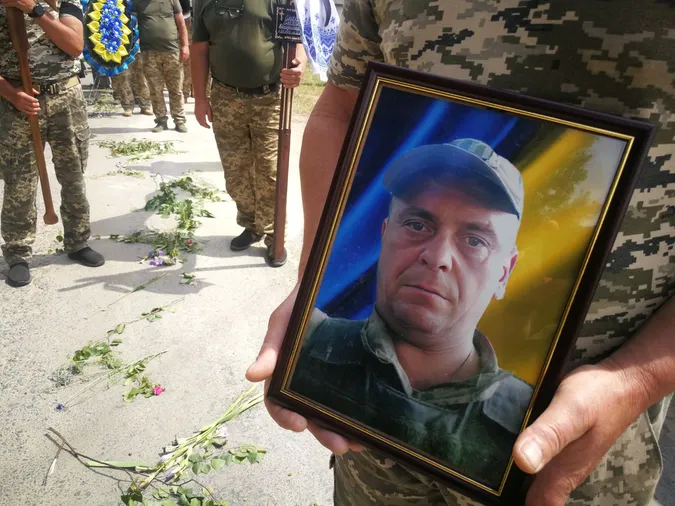 Громада зустріла навколішки: на Волині прощалися з Героєм Олексієм Омельчуком