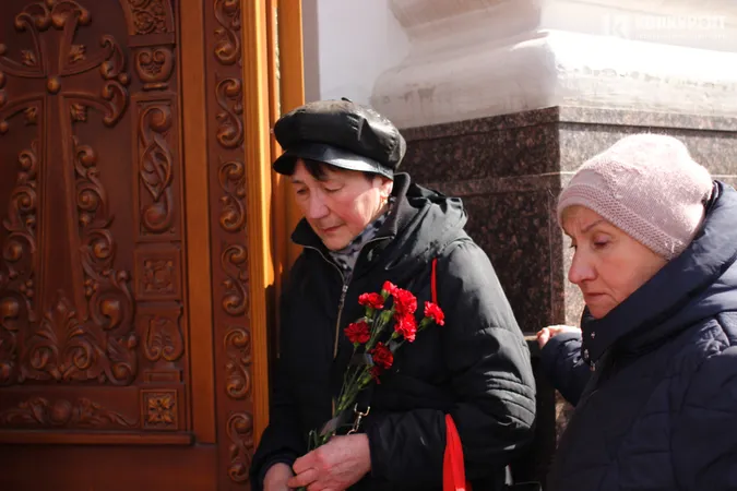 Зі сльозами та на колінах: Луцьк попрощався з трьома своїми Героями (фото, відео)
