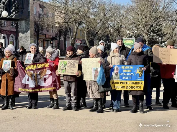 У місті на Волині пройшла акція на підтримку військовополонених та зниклих безвісти воїнів (фото)