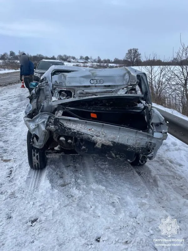 Виїхала на зустрічну смугу: в Жидичині «ауді» влетіла в снігоприбиральну машину (фото, оновлено)