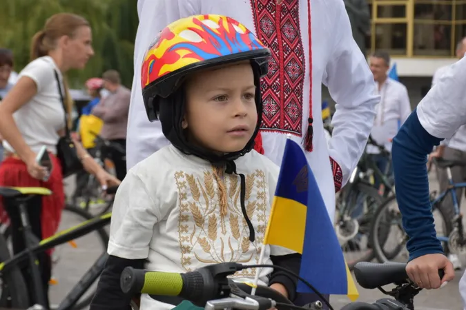 У вишиванках і з прапорами: у Луцьку відбувся традиційний велопробіг до Дня міста (фото)