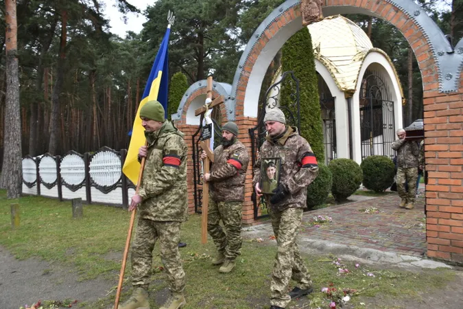 У Дачному поховали загиблого на війні Героя Олександра Філіпчука (фото)