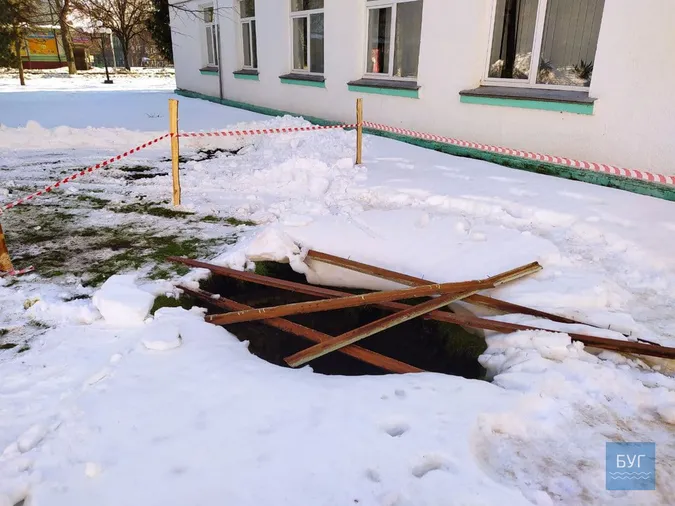 Під міськрадою Володимира-Волинського провалилася земля (фото)