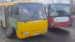 Занесло на дорозі: в луцької маршрутки під час руху відлетіло колесо (відео)