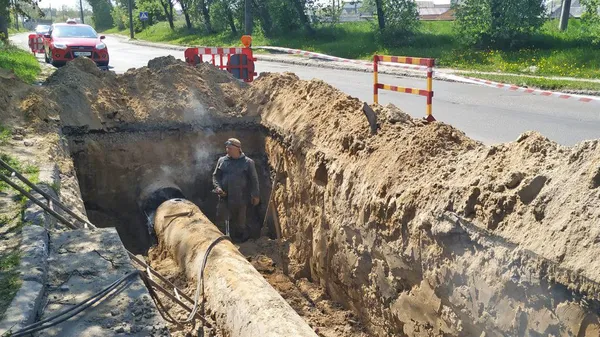 У Луцьку ремонтують водогін діаметром понад пів метра (фото)