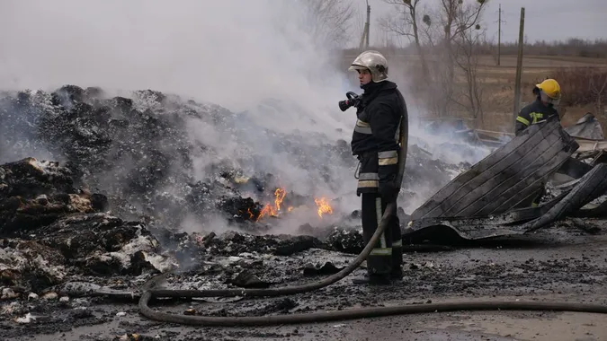 Випари можуть бути небезпечними: подробиці пожежі на складі під Луцьком (відео)