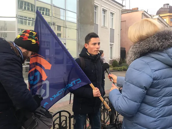 У центрі Луцька студенти вимагають пільговий проїзд (фото, оновлено)
