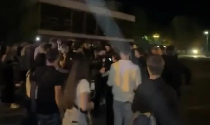У центрі Луцька поліція розганяла молодь сльозогінним газом: що там відбувалось насправді (відео)