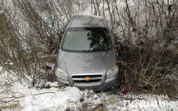 У Камінь-Каширському районі Chevrolet злетів у кювет: є постраждалі (фото, відео)