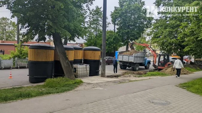 Замість старих металевих: у Луцьку в районі Львівської встановлюють напівпідземні контейнери для сміття