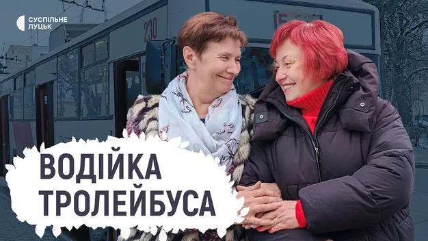 «Ластівка» – в гірляндах, водійка – в капелюсі: у луцькому тролейбусі дарують новорічний настрій (фото, відео)