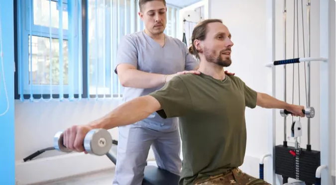 Скільки циклів безоплатної реабілітації можуть отримати військові: відповіли у МОЗ