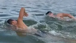 Двоє хлопців перепливли Світязь (відео)