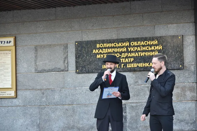 Живі скульптури та оркестр між вогнями: Луцьк провів весну музично й театрально