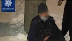 На зупинці в Луцьку патрульні в снігу знайшли чоловіка (фото)