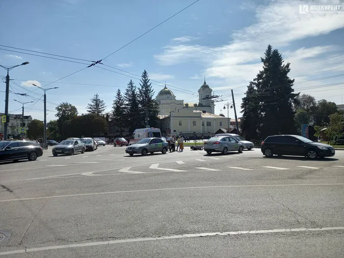 У центрі Луцька таксі збило мотоцикліста (фото, відео)