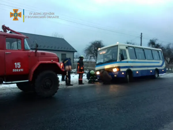 На Волині рейсовий автобус і два легковики застрягли у багнюці (фото, відео)