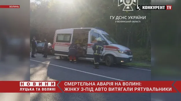Смертельна аварія на Волині: жінку з-під авто витягали рятувальники (відео)