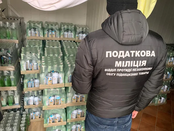 Горілка, шампанське, коньяк: у Луцькому районі виявили склад контрафактного алкоголю