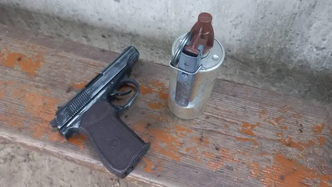 На Волині у пасажира автобуса на блокпосту виявили зброю