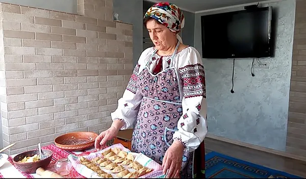 Тісто на ці вареники не розкочують, а відщипують вручну