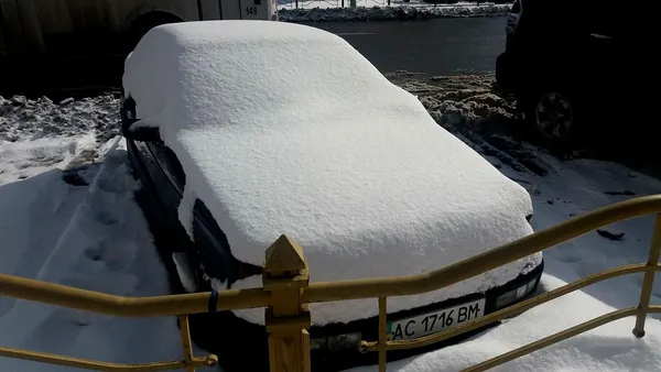 У центрі Луцька майже рік стоїть «нічийне» авто (фото)