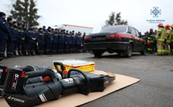Допомога при ДТП: волинські рятувальники вчилися застосовувати спецобладнання (фото)