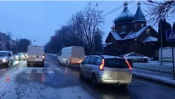 У Луцьку бус збив на переході 69-річного пішохода (фото, відео)